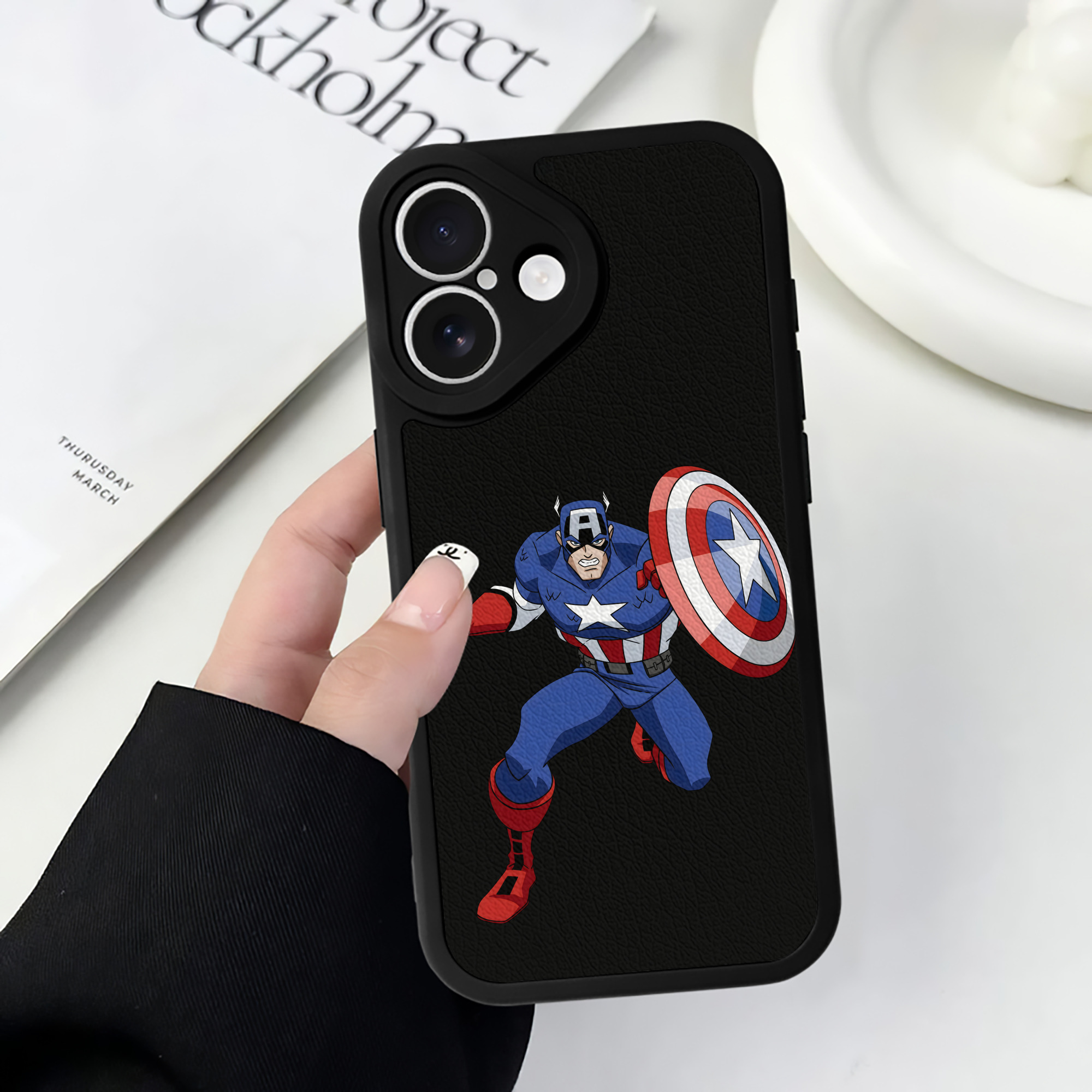（画像用） アベンジャーズ The Avengers 【iPhone 16シリーズ対応】シリコンスマホケース（レザー調） 材質：シリコン